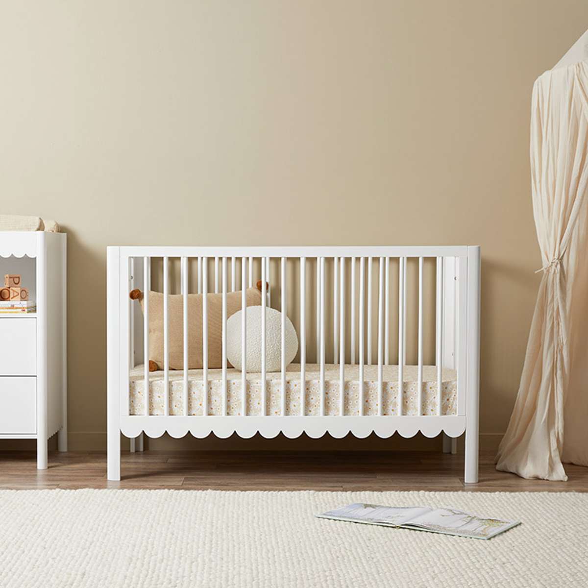 Maisie Scalloped Cot - White