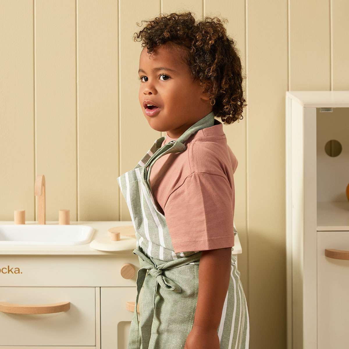 Cottage Scalloped Kitchen - Cream